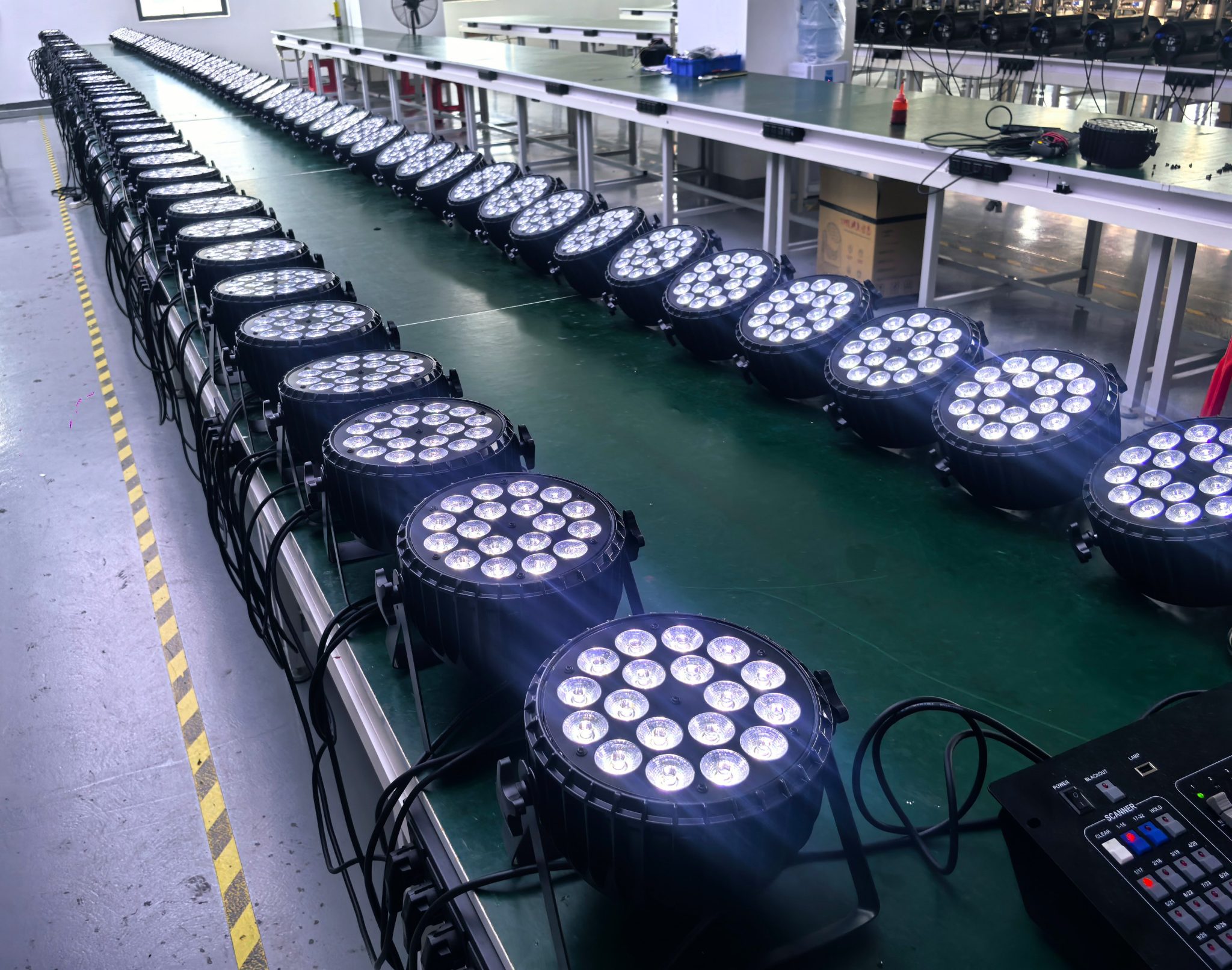 ZY-1806 Canhão Led Slim 18x18W 6 em 1 RGBWA+UV Martino----